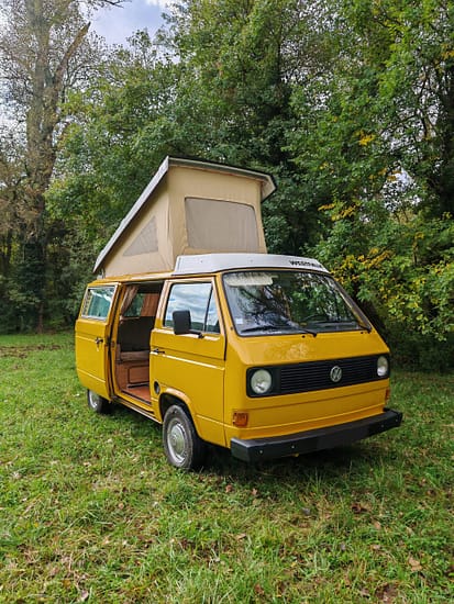 Vue 3/4 face avec porte ouverte et toit relevé de notre VW T3 Sunny