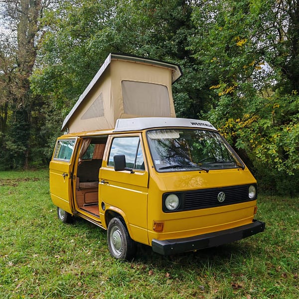 Vue 3/4 face avec porte ouverte et toit relevé de notre VW T3 Sunny